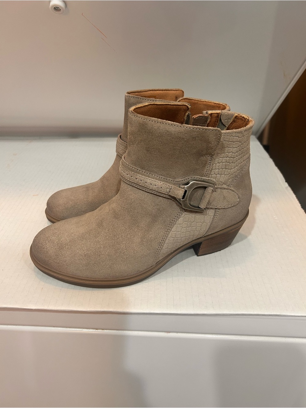 Clark’s Women’s Size 7 Neva Zipper Suede Ankle Boots
